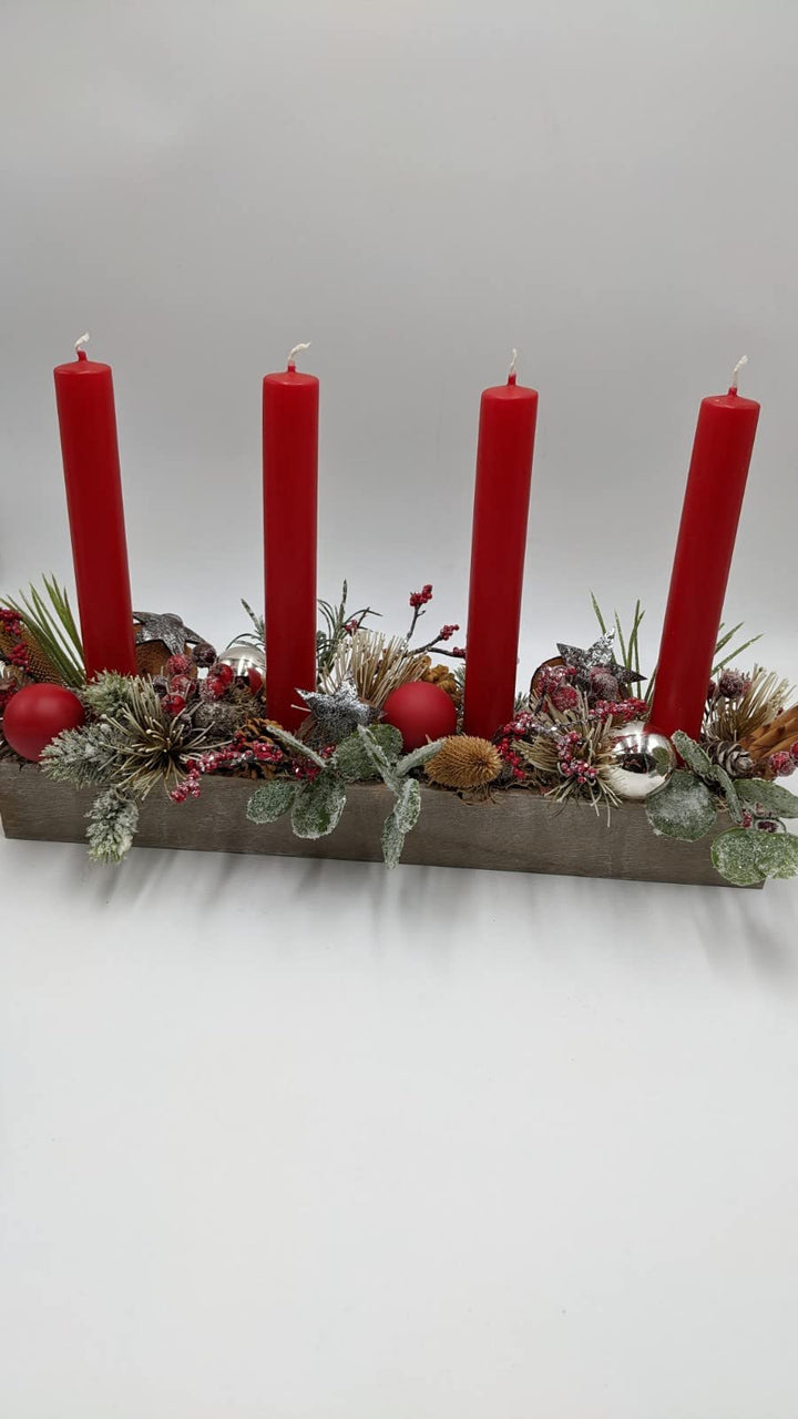 Weihnachtsgesteck Adventsgesteck Tischgesteck Kugel Kerze Stern Distel Beeren Tanne rot silber