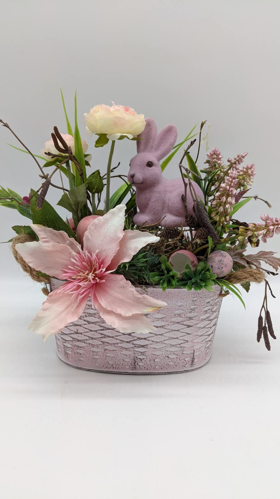 Ostergesteck Frühlingsgesteck Blumenarrangement Ranunkel Clematis Eier Hyazinthen Hase rosa weiß