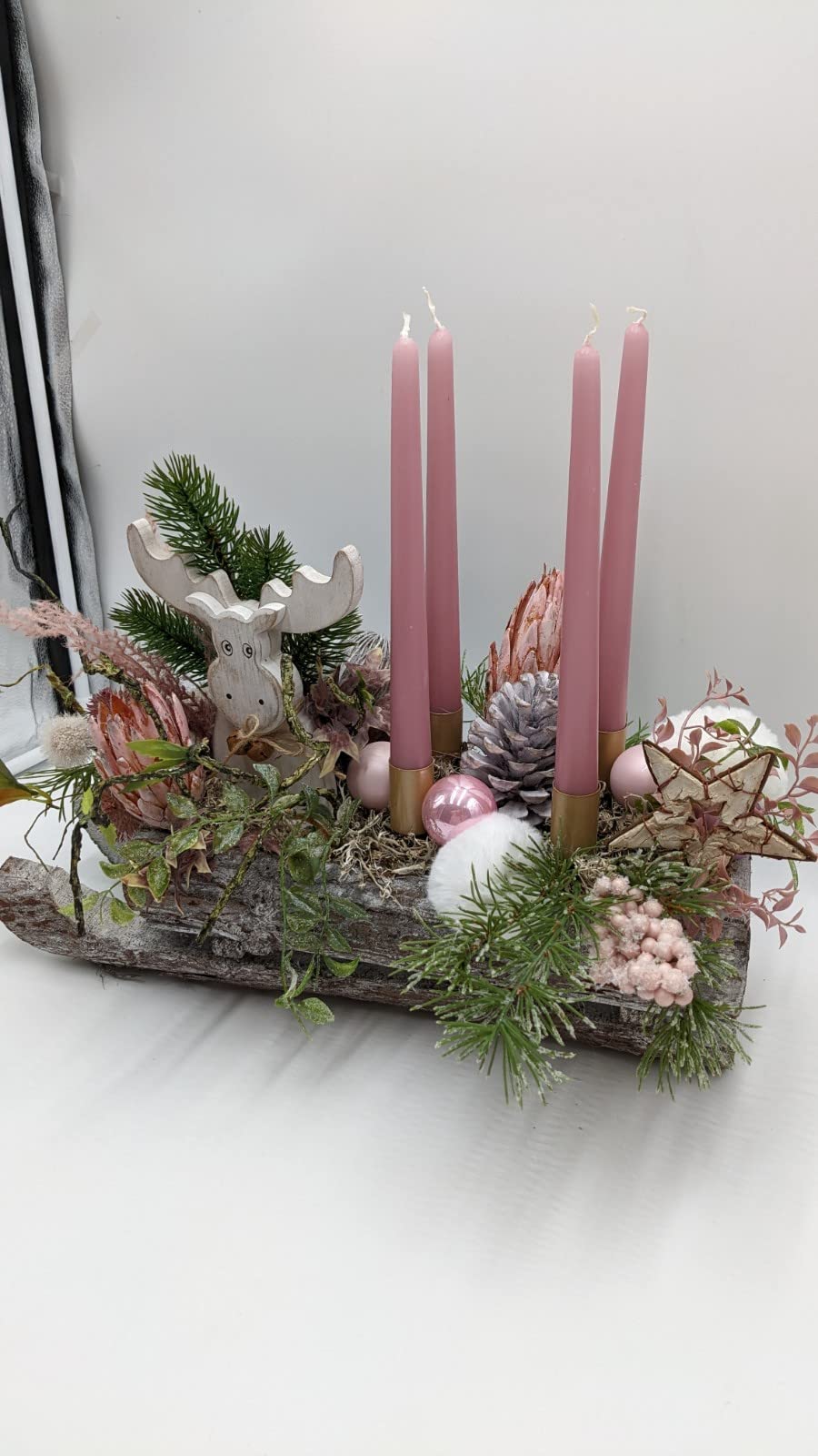Weihnachtsgesteck Adventsgesteck Schlitten Elch Kerzen Zapfen rosa creme
