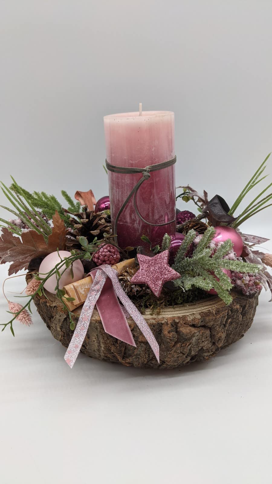 Weihnachtsgesteck Adventsgesteck Kugeln Beeren Stern Kerze Tischgesteck rosa