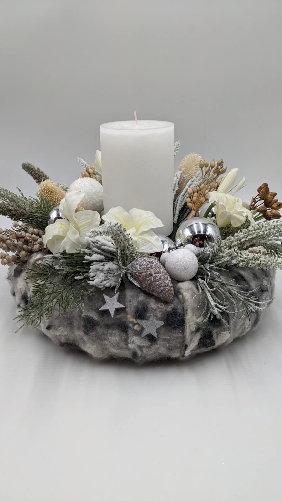 Weihnachtsgesteck weiß grau silber mit Amaryllis, 36 cm