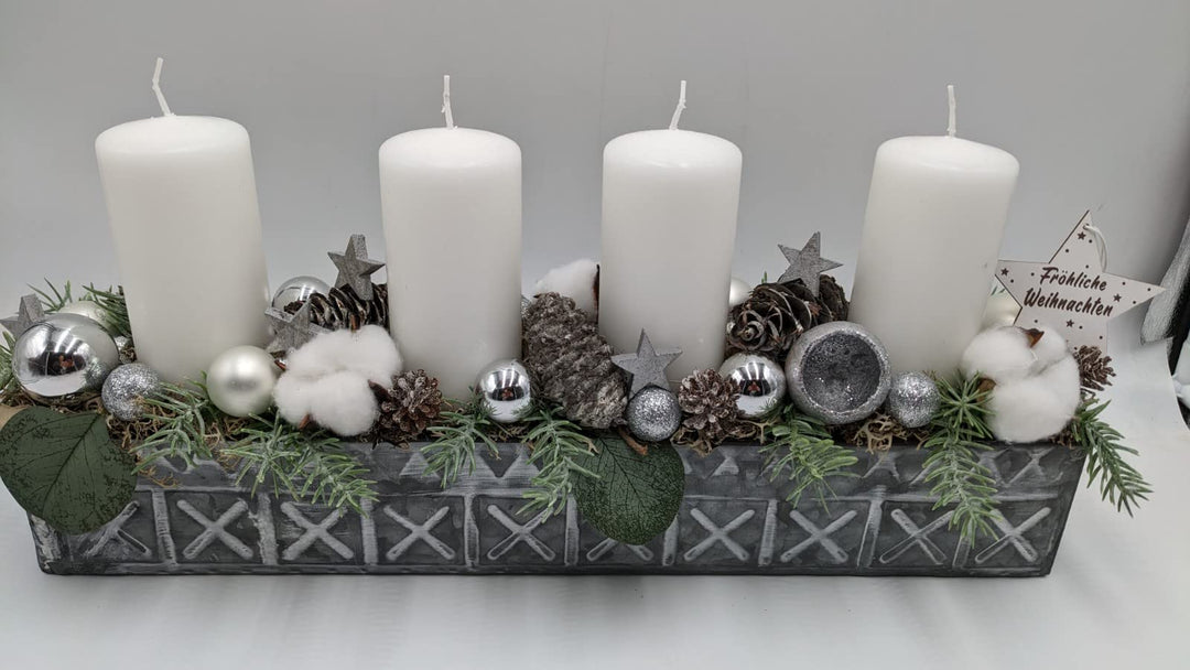 Weihnachtsgesteck Adventsgesteck Tischgesteck"Fröhliche Weihnachten" Kugel Zapfen Stern Kerze Baumwolle Tanne weiß silber