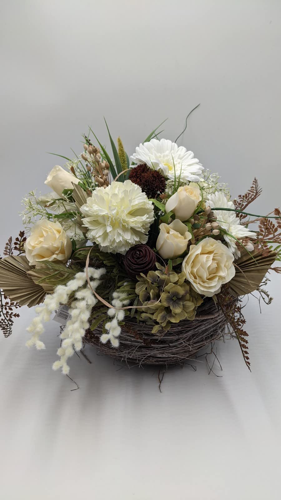 Herbstgesteck im Korb mit weißer Nelke, Gerbera, cremefarbenen Rosen, grüner Hortensie und braunen Farnen