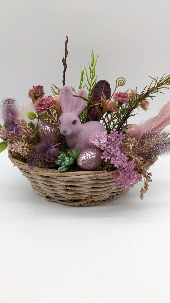 Ostergesteck Frühlingsgesteck Hase Blüten Eier Federn Gräser rosa braun