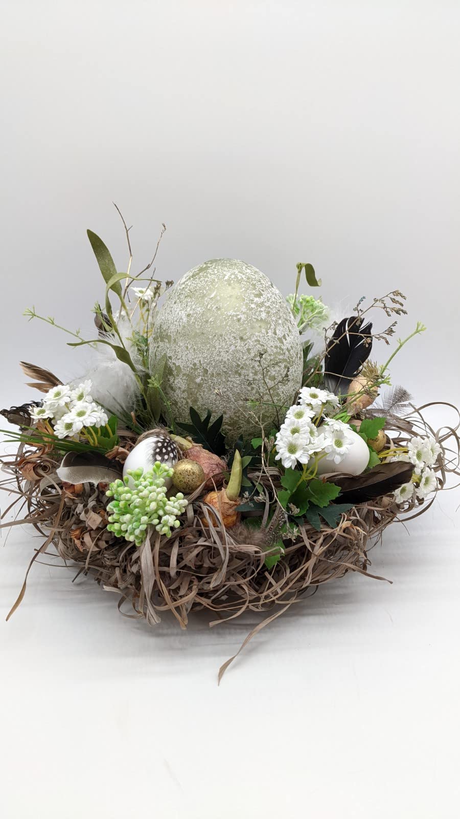 Ostergesteck Frühlingsgesteck Blumenarrangement Nest Ei Federn Zwiebelgewächs Gräser grün weiß