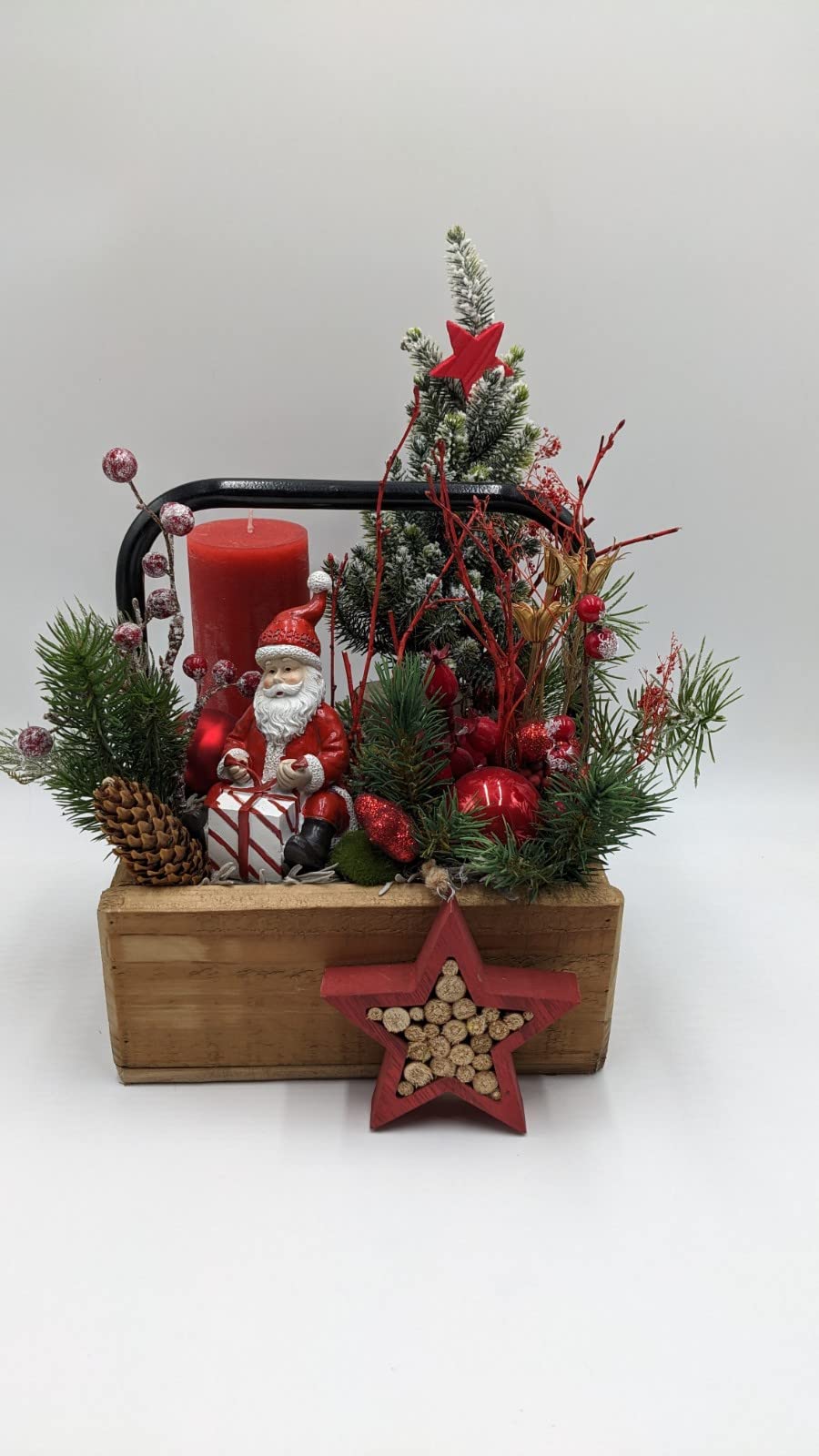 Weihnachtsgesteck rot grün mit Weihnachtsmann & Kerze