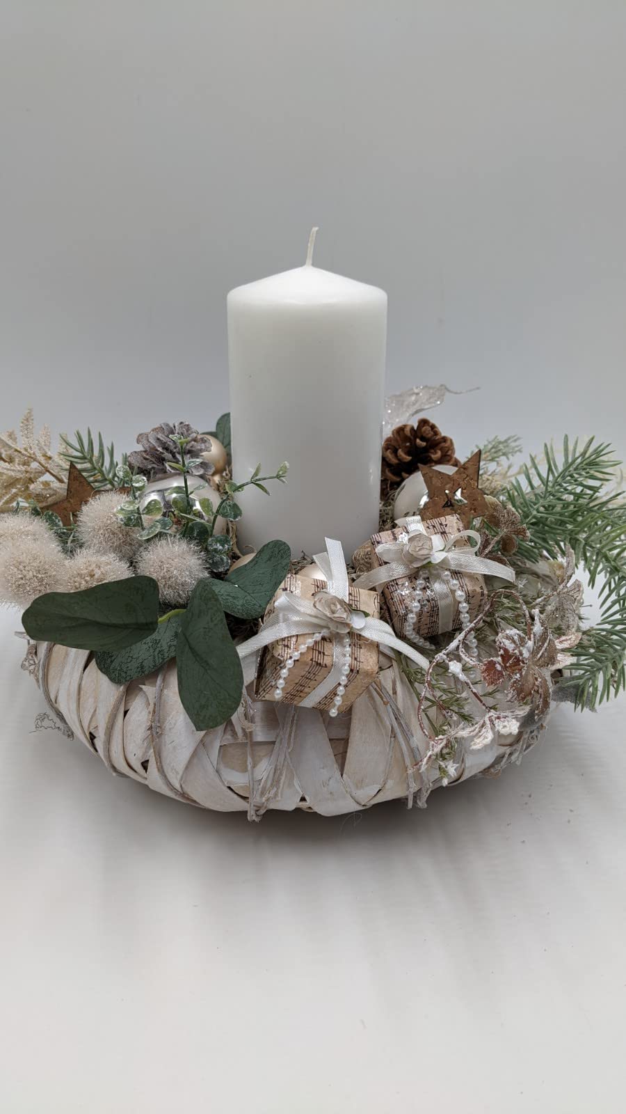 Weihnachtsgesteck Adventskranz Kerze Kugeln Zapfen weiß creme silber