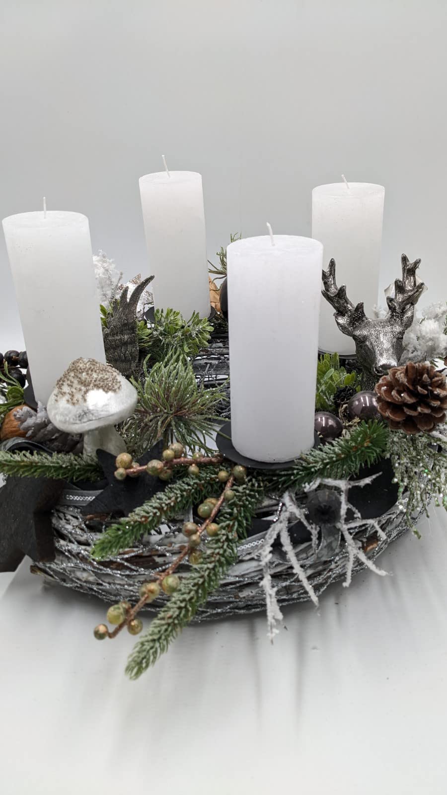 Weihnachtsgesteck Adventskranz Adventsgesteck Kugeln Zapfen Stern Hirschkopf Pilz Kerze Beeren Tanne schwarz weiß