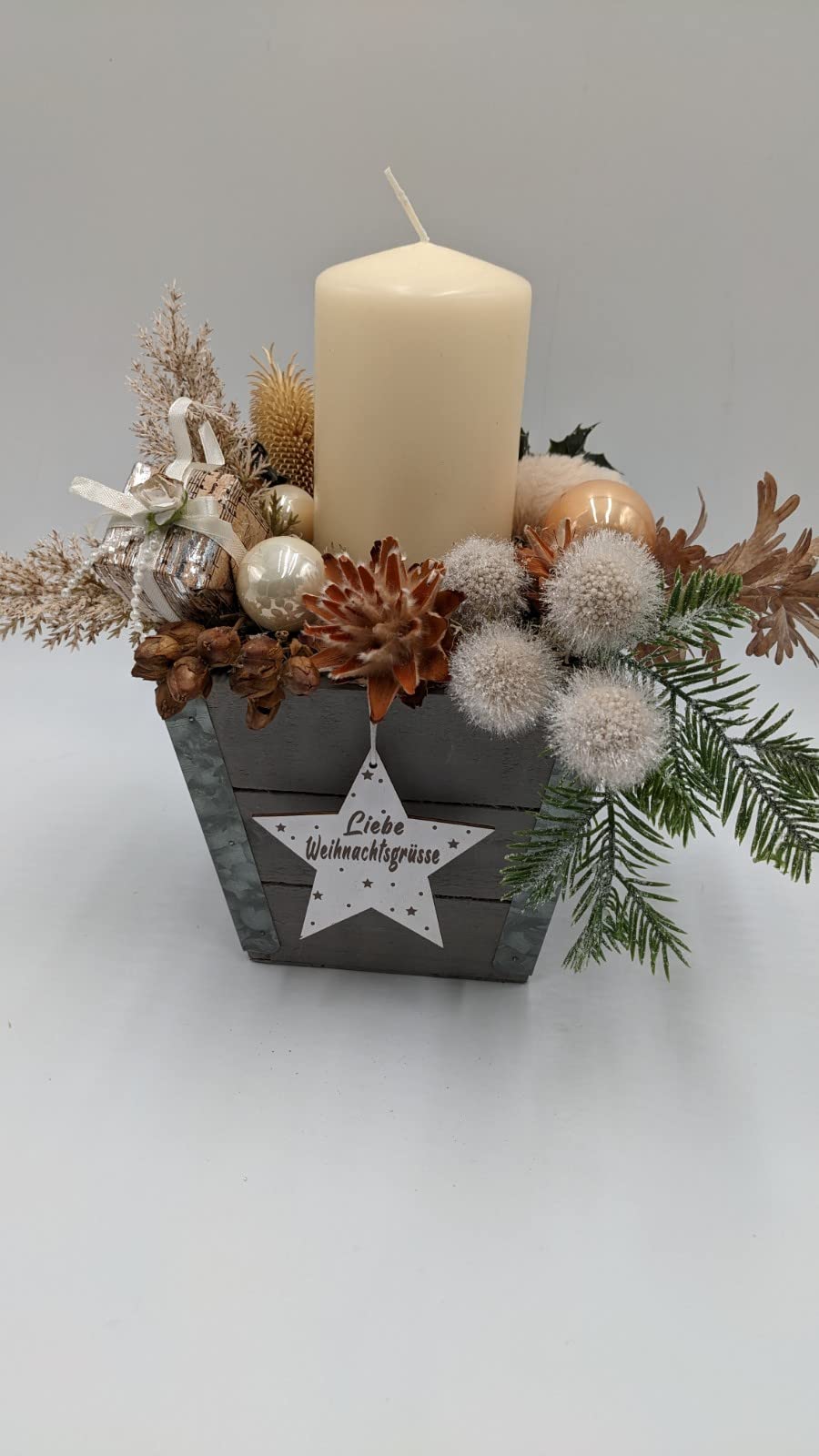 Wintergesteck Weihnachtsgesteck Tischgesteck"Liebe Weihnachtsgrüße" Stern Kugel Geschenk Kerze Distel Tanne creme grau