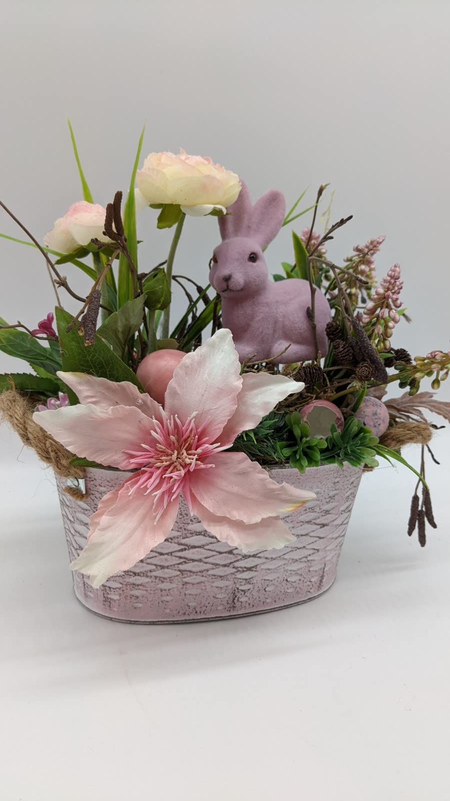 Ostergesteck Frühlingsgesteck Blumenarrangement Ranunkel Clematis Eier Hyazinthen Hase rosa weiß