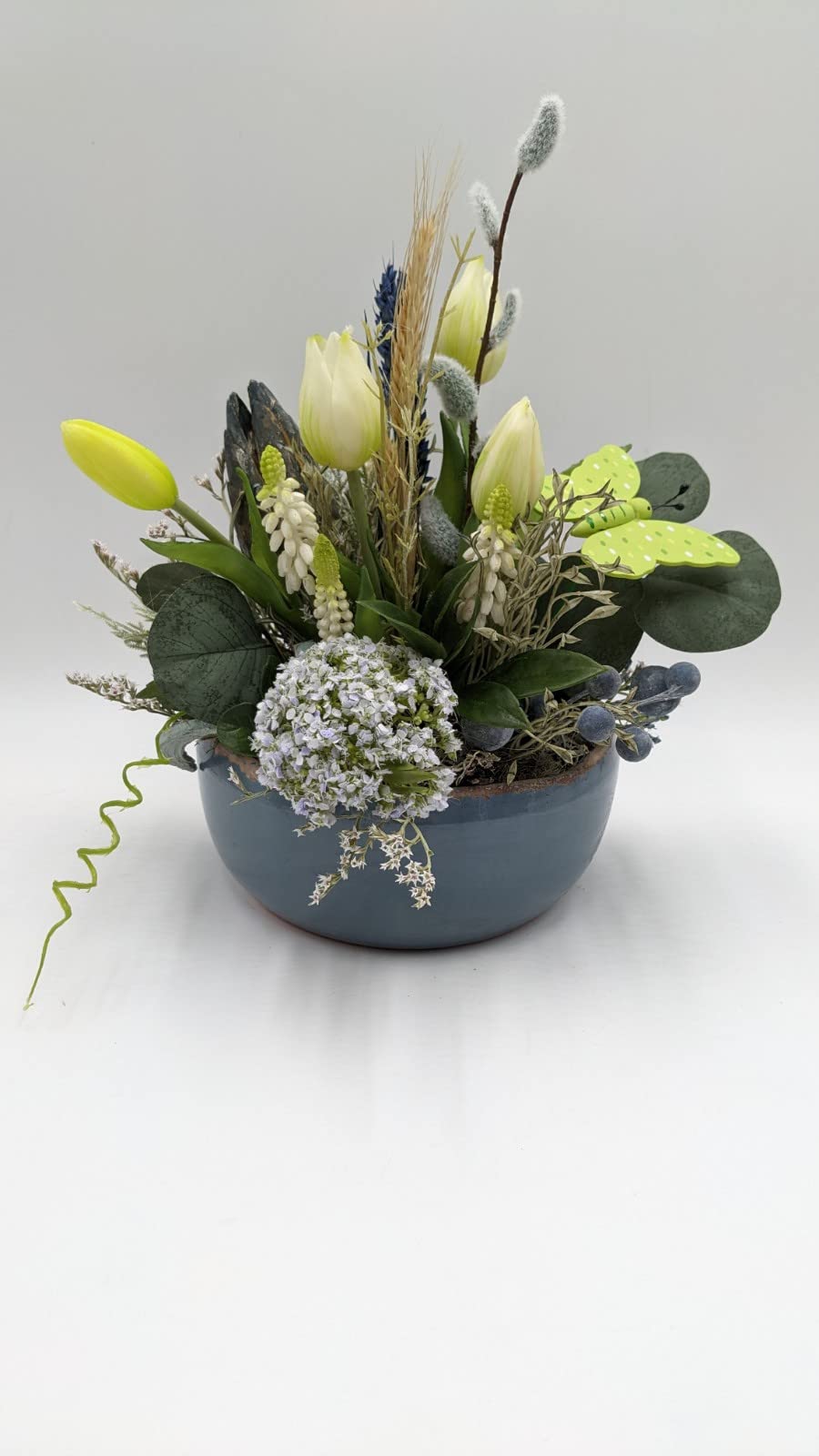 Frühlingsgesteck Tulpen Hyazinthen Schmetterling Beeren blau weiß