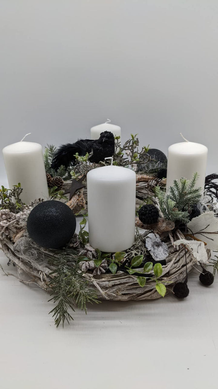 Weihnachtsgesteck Adventskranz Adventsgesteck Vogel Kugel Beeren Kerzen schwarz weiß