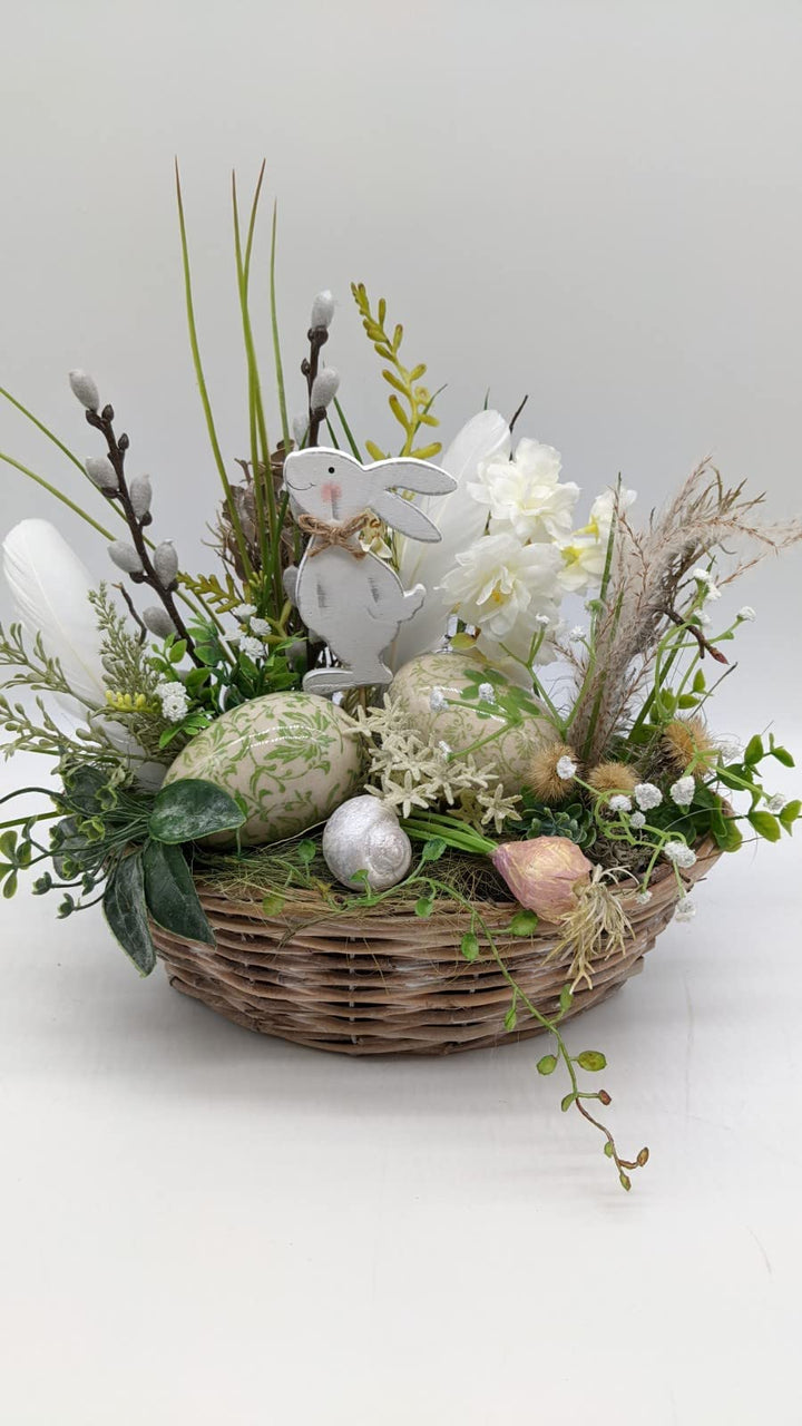 Ostergesteck Frühlingsgesteck Hase Weidenkätzchen Kirschblüte Eier Schnecke Federn Gräser grün weiß