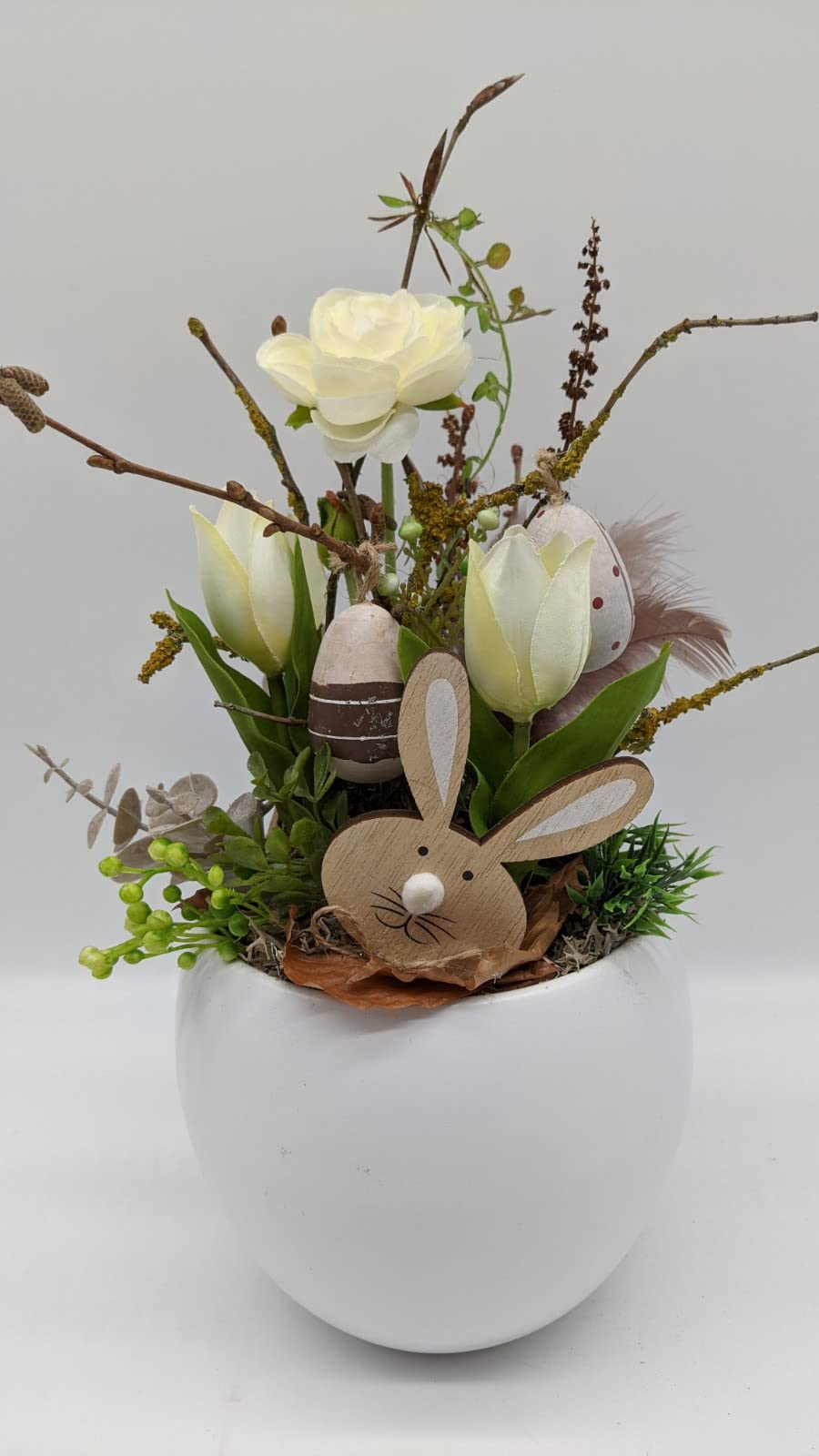 Ostergesteck Frühlingsgesteck Blumenarrangement Hase Eier Ranunkel Tulpen weiß
