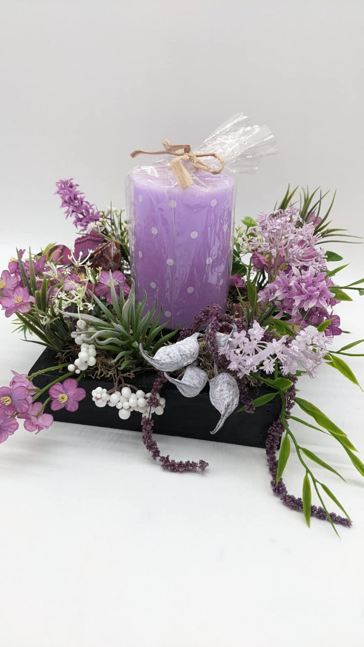 Tischgesteck Sommergesteck Kerze Schmetterling Blüten Gräser lila weiß