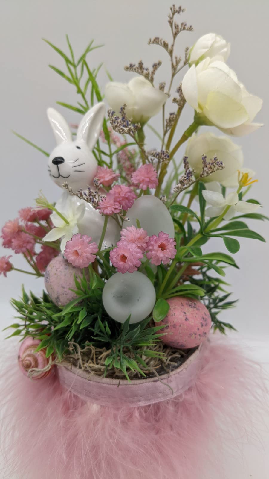 Ostergesteck Frühlingsgesteck Blumenarrangement Hase Ranunkeln Eier rosa weiß