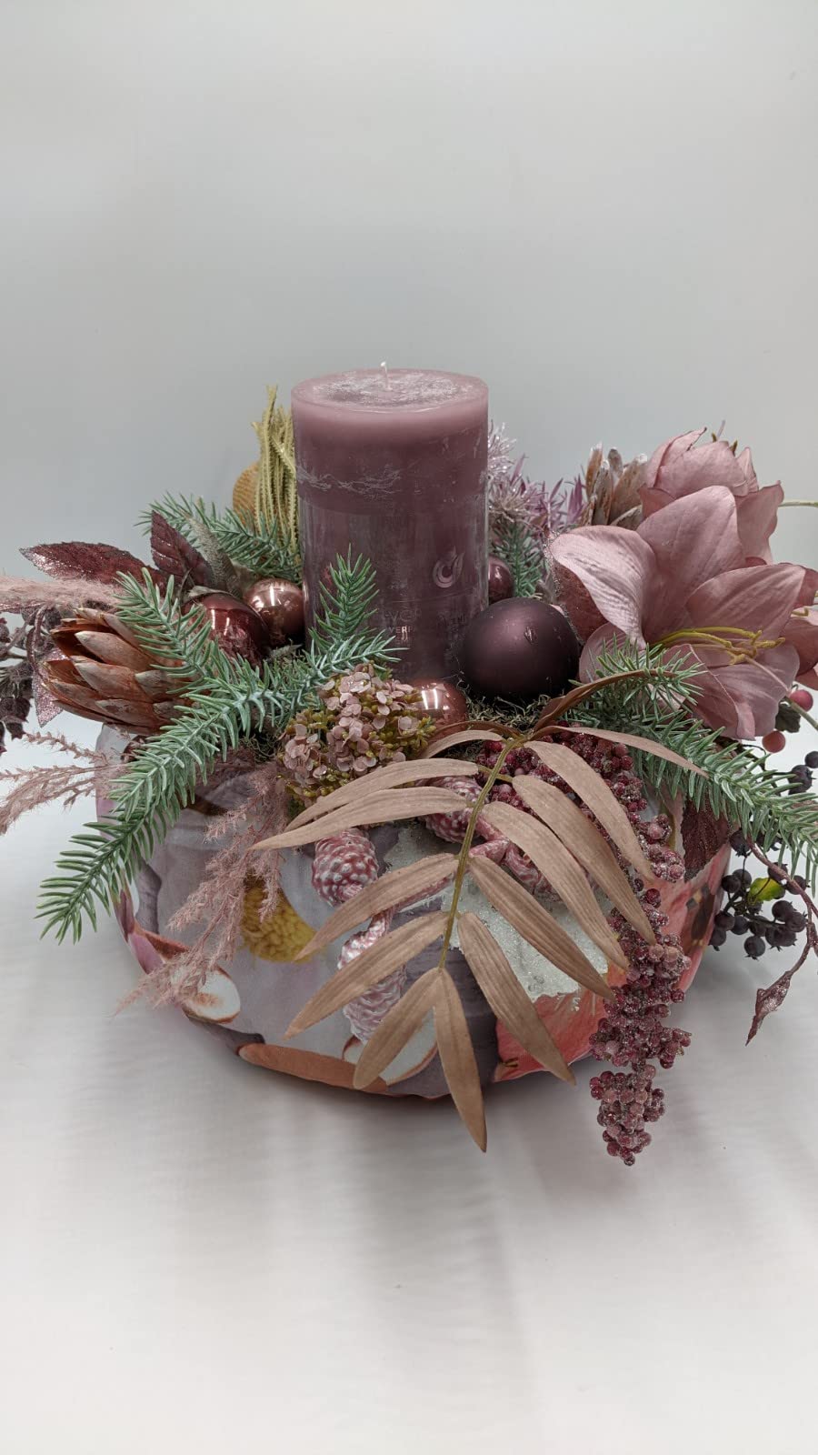 Weihnachtsgesteck Adventskranz Adventsgesteck Kugel Kerze Amaryllis Beeren Tanne rosa grün