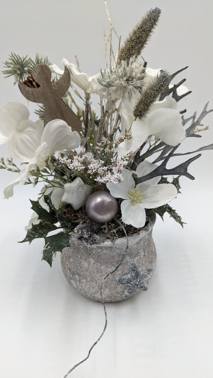 Wintergesteck Weihnachtsgesteck Tischgesteck Kugel Stern Engel Blüten Gräser weiß grau