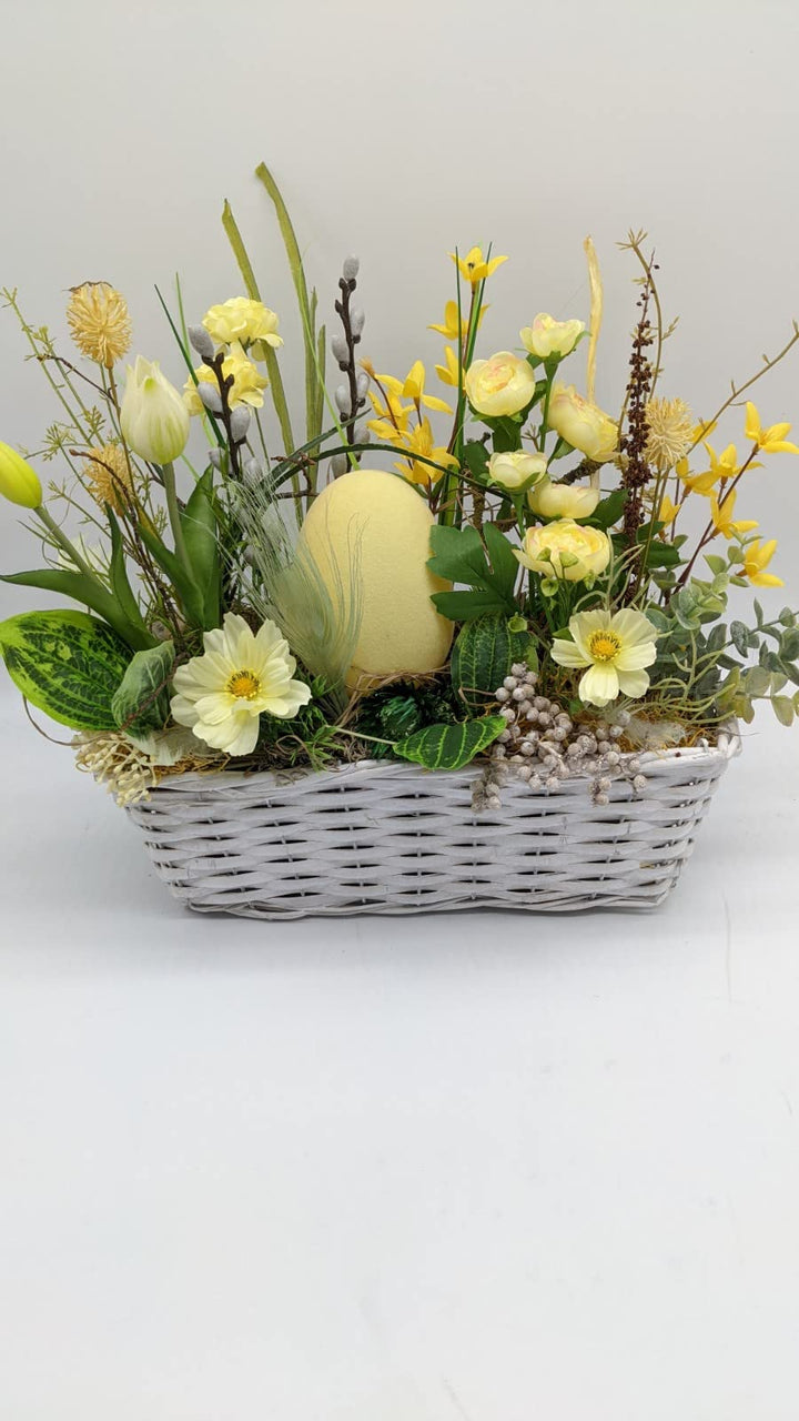 Ostergesteck Frühlingsgesteck Ei, Cosmea, Ranunkel, Tulpe, Weidenkätzchen Gräser gelb grün