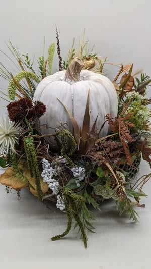Herbstgesteck von vorn: weißer Kürbis mit goldenem Mini-Kürbis, Farn, Efeu, Gräsern und Palmblättern