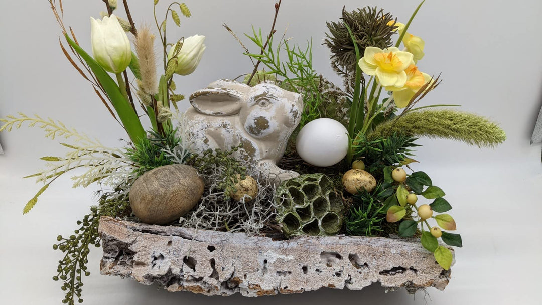 Ostergesteck Frühlingsgesteck Blumenarrangement Tulpen Narzissen Hase Eier Holz-Ei