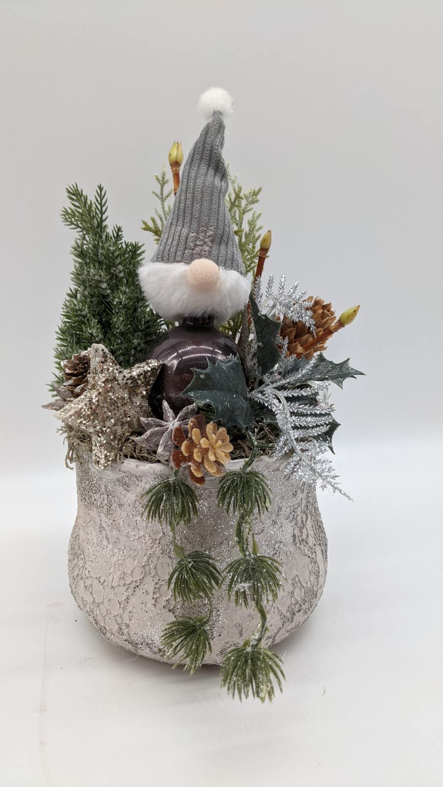 Wintergesteck Blumenarrangement Weihnachtsgesteck Wichtel Stern Zapfen silber grau