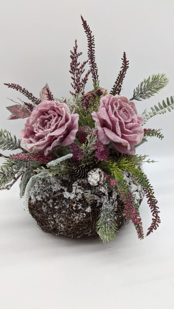 Wintergesteck Blumenarrangement Weihnachtsgesteck Rosen Tischgesteck Heide Tanne rosa