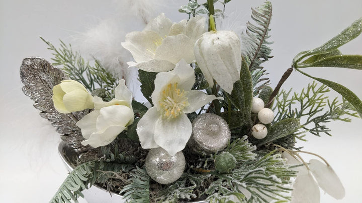 Wintergesteck Weihnachtsgesteck Tischgesteck Feder Christrose Mistel Beeren Tanne weiß silber
