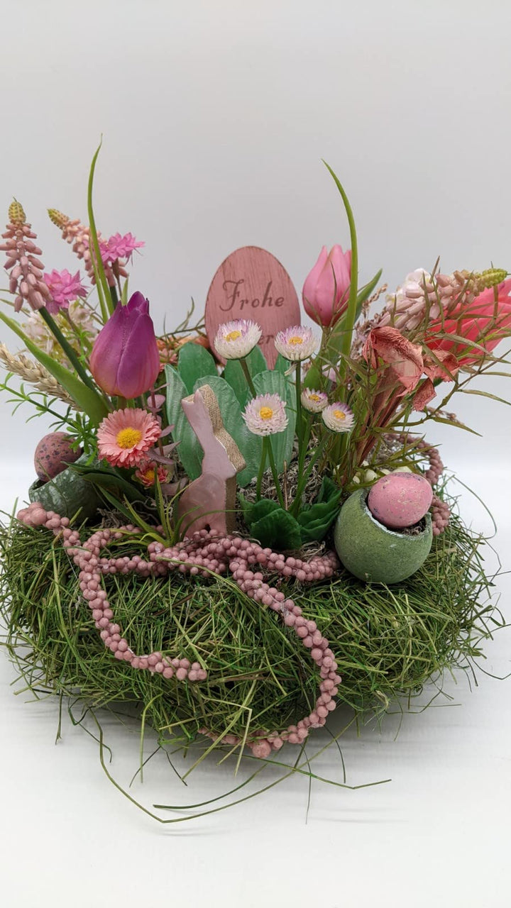 Ostergesteck Frühlingsgesteck Blumenarrangement Hase Eier Bellis Tulpen Teelicht rosa