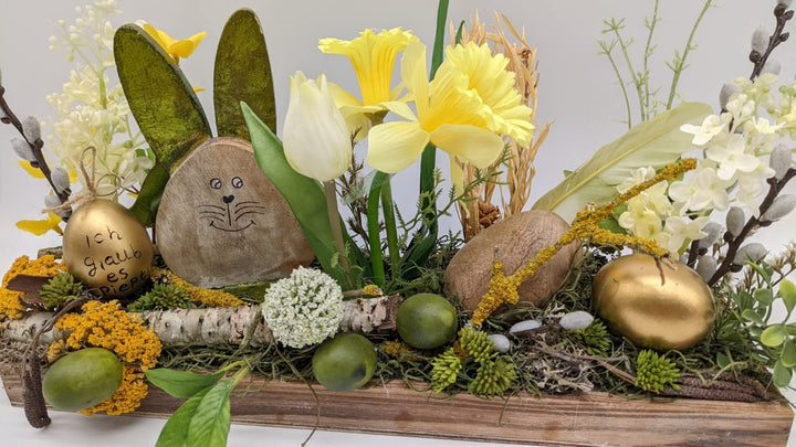 Ostergesteck Frühlingsgesteck Blumenarrangement Hase Eier Tulpe Narzisse Weidenkätzchen Feder gelb gold
