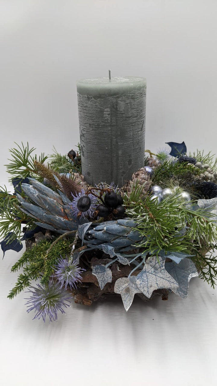 Wintergesteck Geschenk Kugel Smaragd Beeren Efeu Tanne blau silber