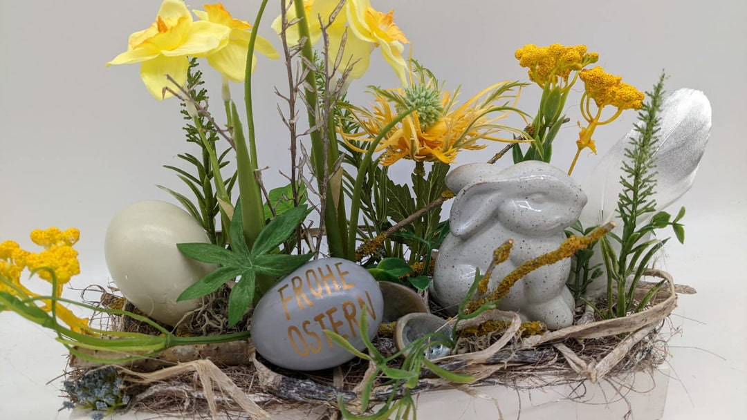Ostergesteck Frühlingsgesteck Blumenarrangement Narzissen Feder Hase Eier gelb grau