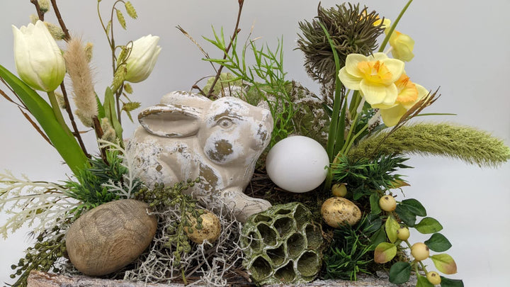 Ostergesteck Frühlingsgesteck Blumenarrangement Tulpen Narzissen Hase Eier Holz-Ei
