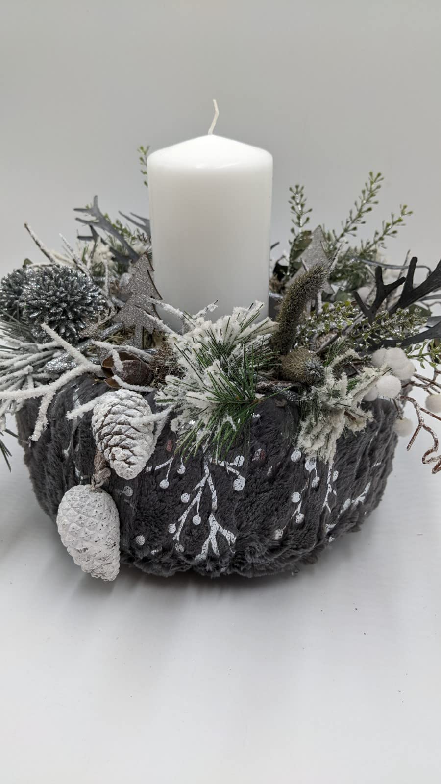 Weihnachtsgesteck Adventskranz Adventsgesteck Zapfen Tannenbäumchen Allium Tanne grau silber weiß