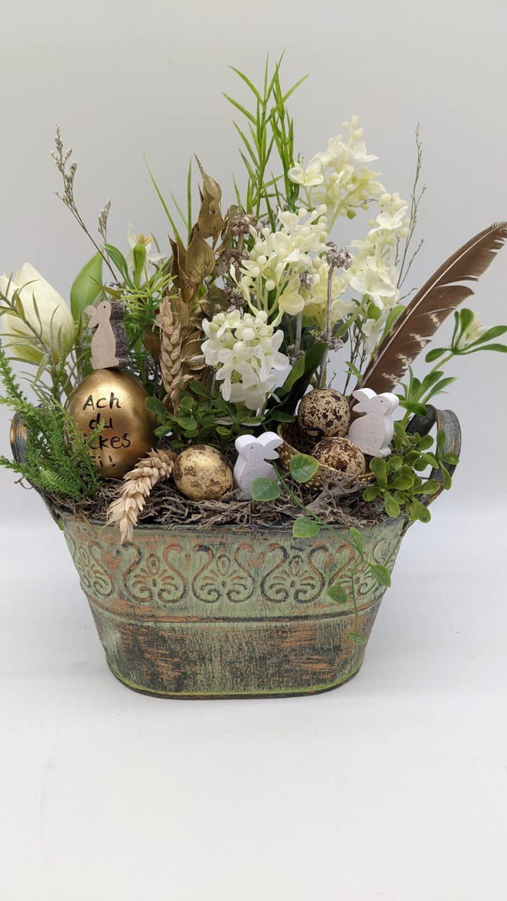 Ostergesteck Frühlingsgesteck Blumenarrangement Hasen Eier Flieder Feder weiß gold