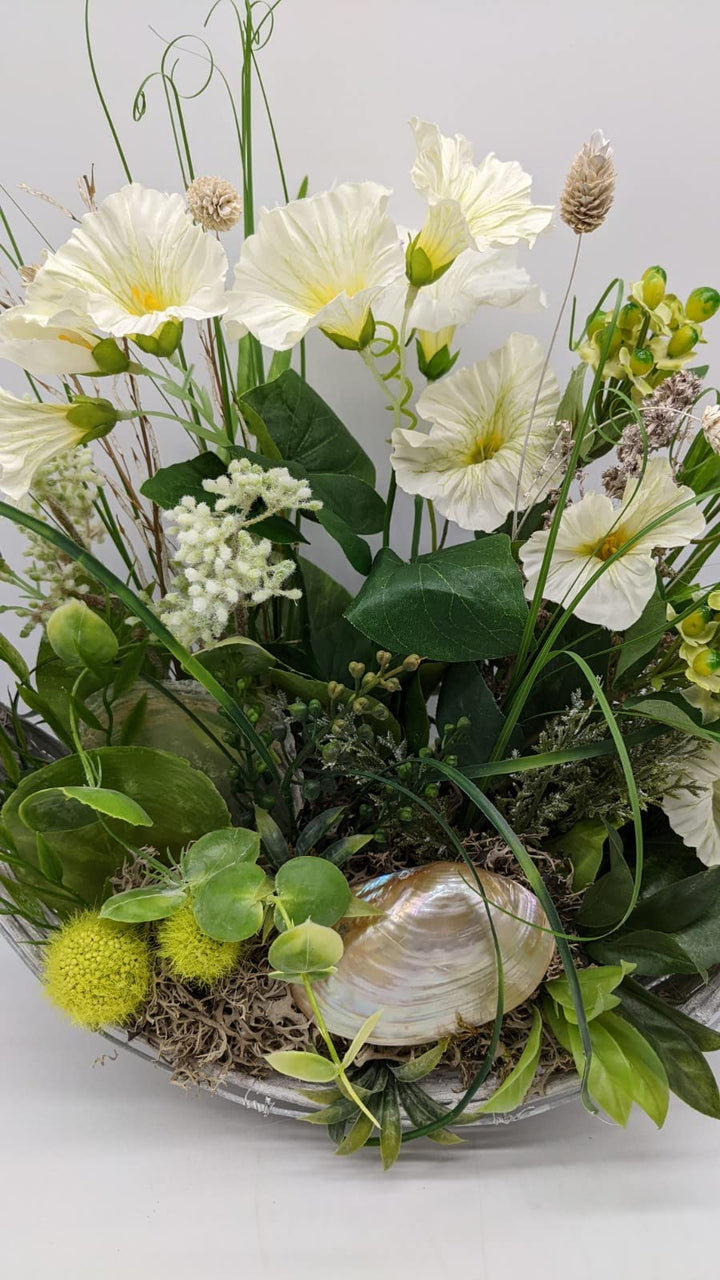 Tischgesteck Sommergesteck Perlmuttmuschel Blüten Gräser weiß grün