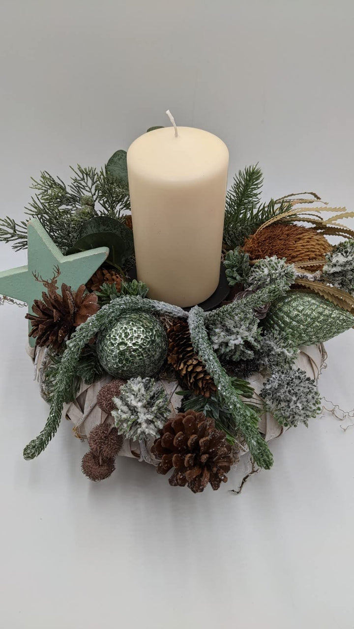 Weihnachtsgesteck Adventskranz Adventsgesteck Kugel Zapfen Stern Kerze Banksia Tanne creme mint