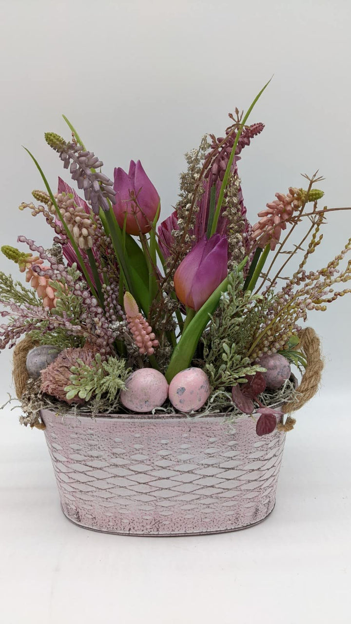 Ostergesteck Frühlingsgesteck Blumenarrangement Traubenhyazinthen Tulpen Eier lila rosa