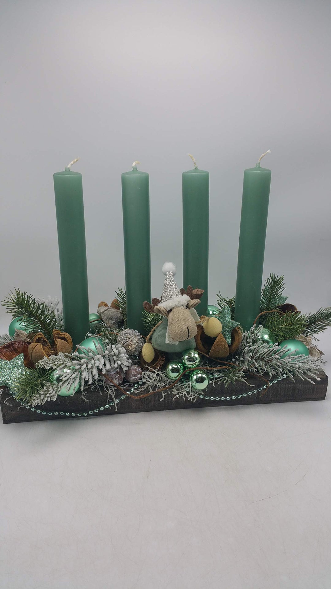 Weihnachtsgesteck Adventsgesteck Kunstfloristik Kerzen Kugeln Sterne Elch mint