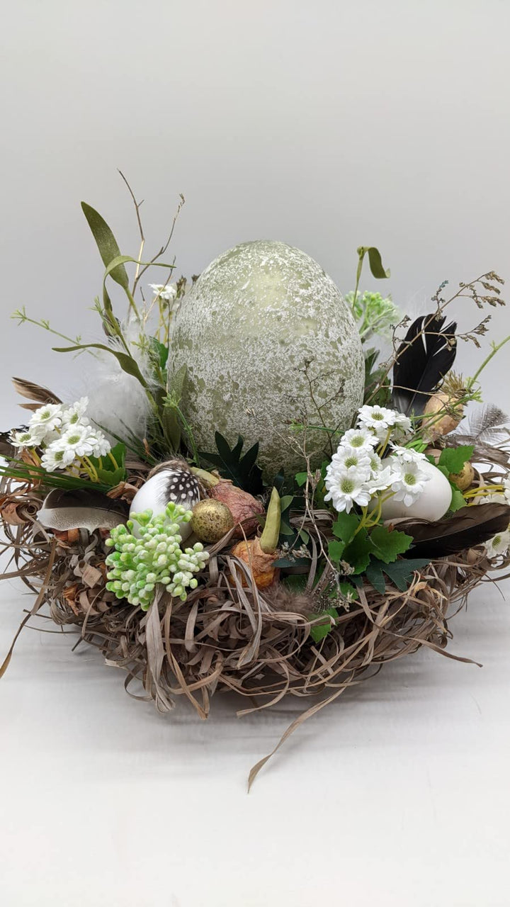 Ostergesteck Frühlingsgesteck Blumenarrangement Nest Ei Federn Zwiebelgewächs Gräser grün weiß