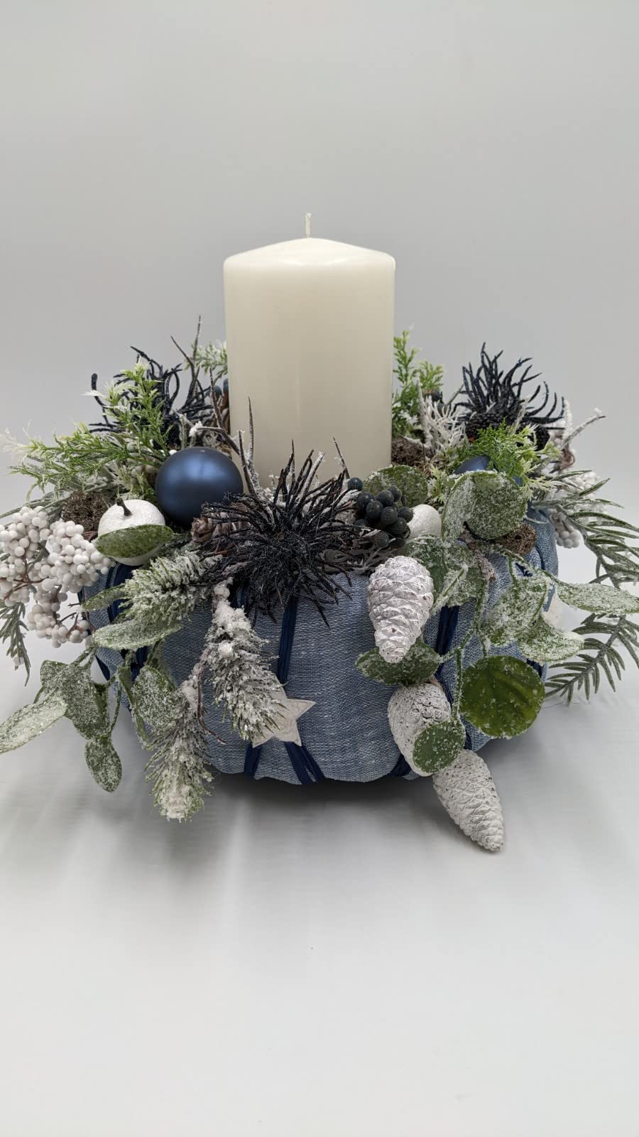 Weihnachtsgesteck Adventskranz Kugel Apfel Zapfen Kerze Beeren blau weiß