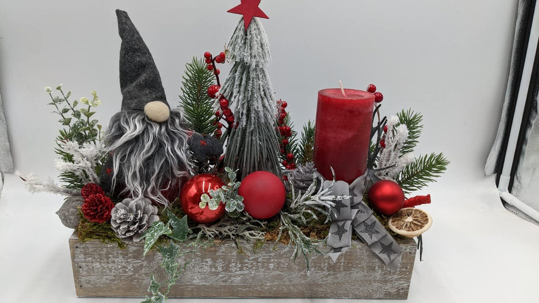 Weihnachtsgesteck Adventsgesteck Tischgesteck Schleife Kugel Zapfen Stern Kerze Wichtel Tannenbäumchen Beeren Tanne rot grau