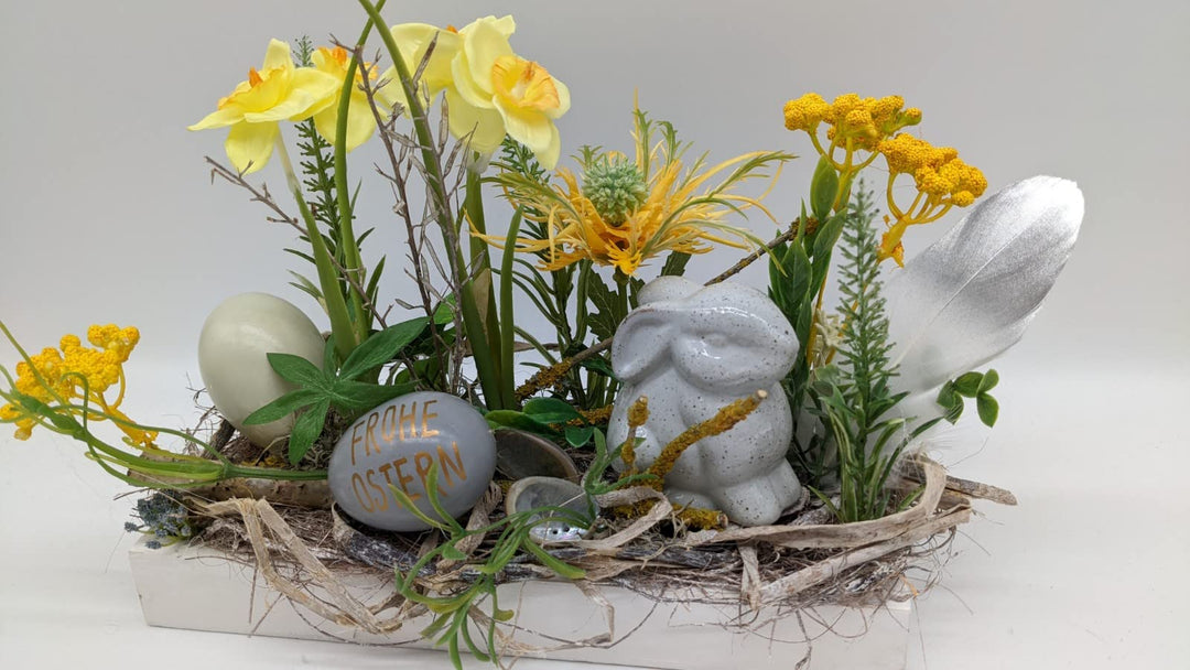Ostergesteck Frühlingsgesteck Blumenarrangement Narzissen Feder Hase Eier gelb grau