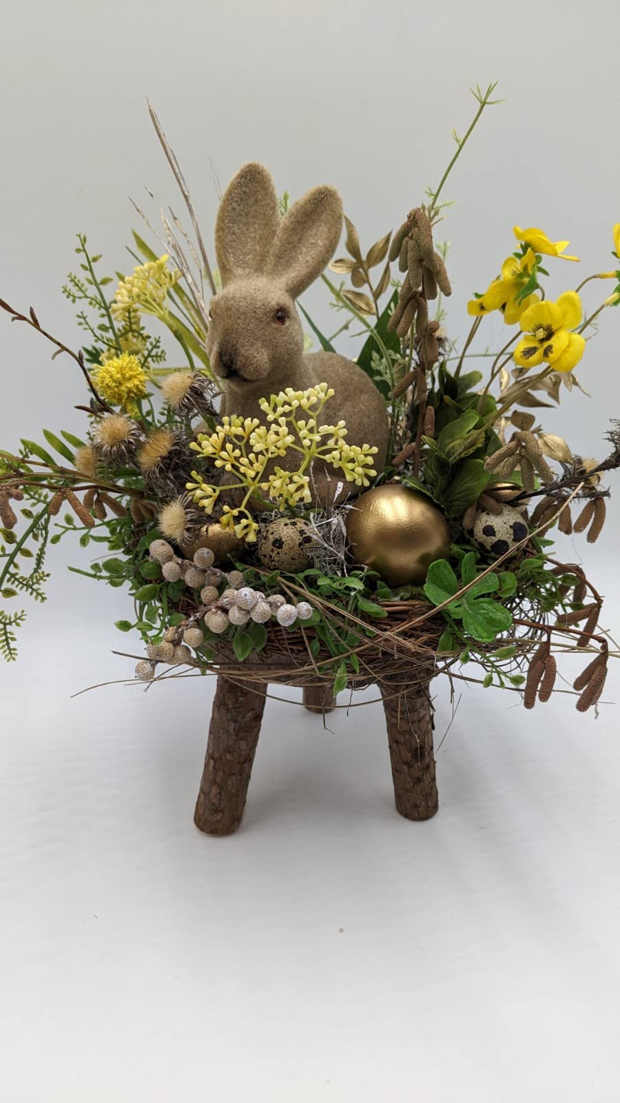 Ostergesteck Frühlingsgesteck Ei, Hase, Veilchen, Beeren und Gräser gelb gold natur