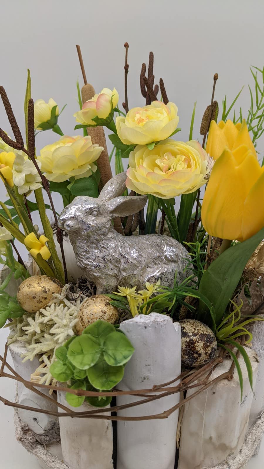 Ostergesteck Frühlingsgesteck Blumenarrangement Tulpen Hase Eier Ranunkel gelb silber