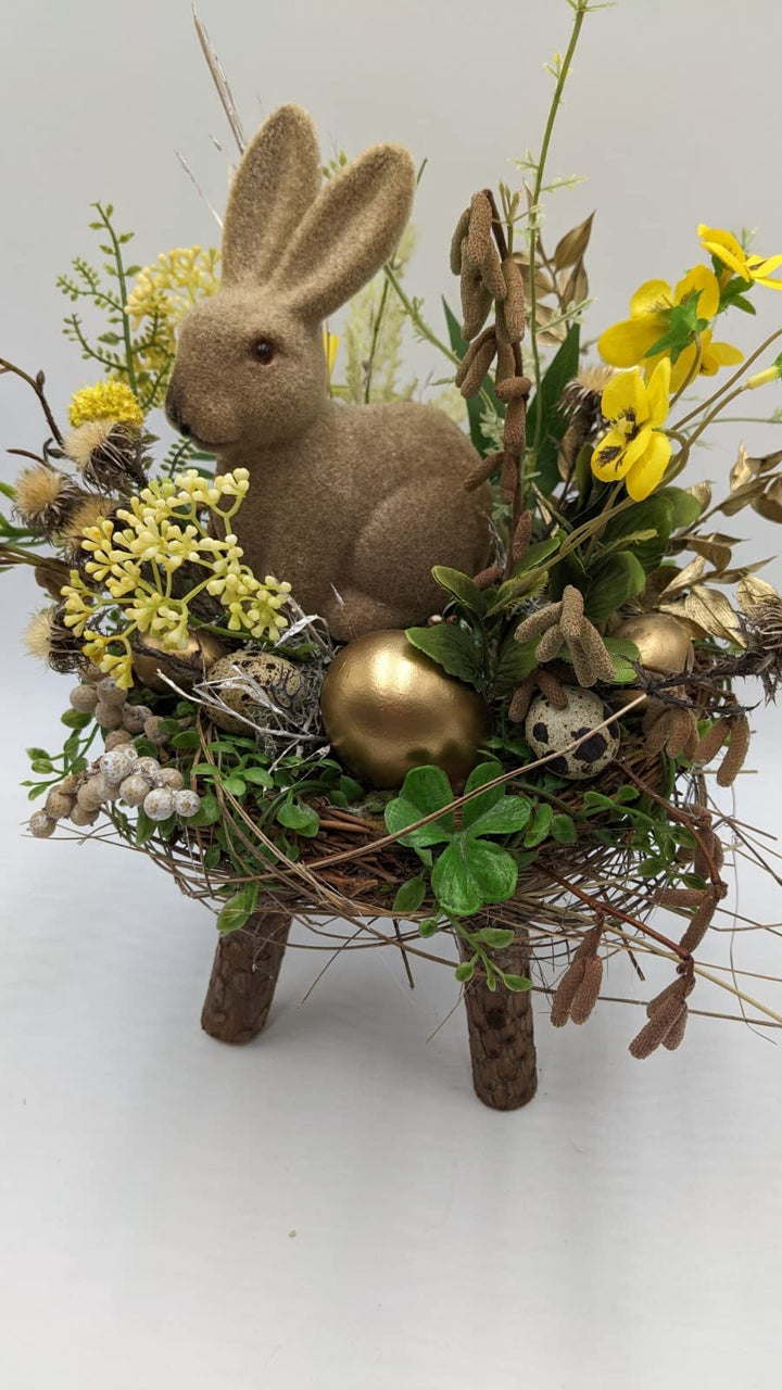 Ostergesteck Frühlingsgesteck Ei, Hase, Veilchen, Beeren und Gräser gelb gold natur