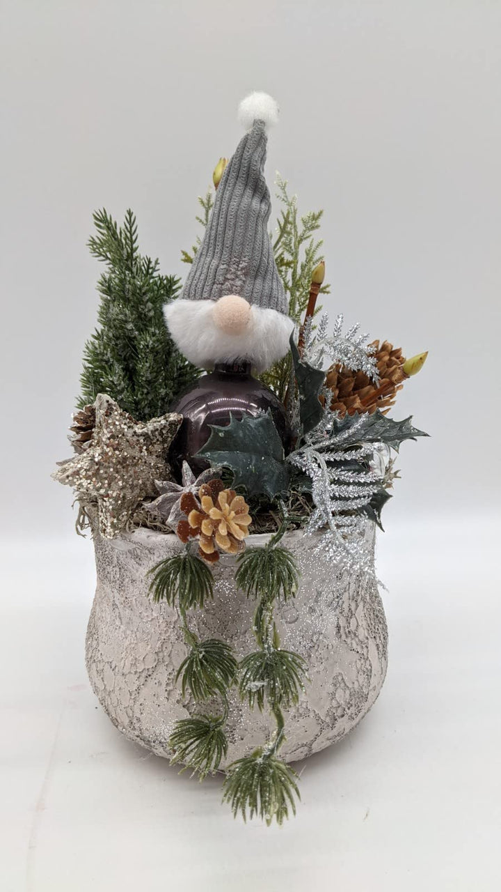 Wintergesteck Blumenarrangement Weihnachtsgesteck Wichtel Stern Zapfen silber grau