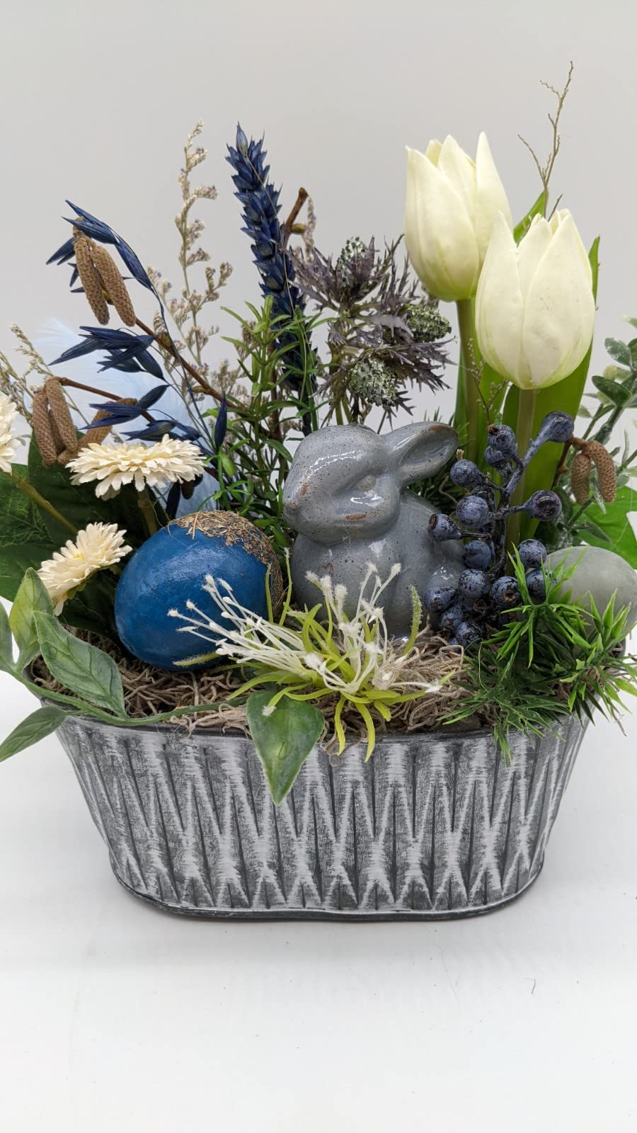 Ostergesteck Frühlingsgesteck Blumenarrangement Tulpen Hase Eier Bellis blau weiß grau