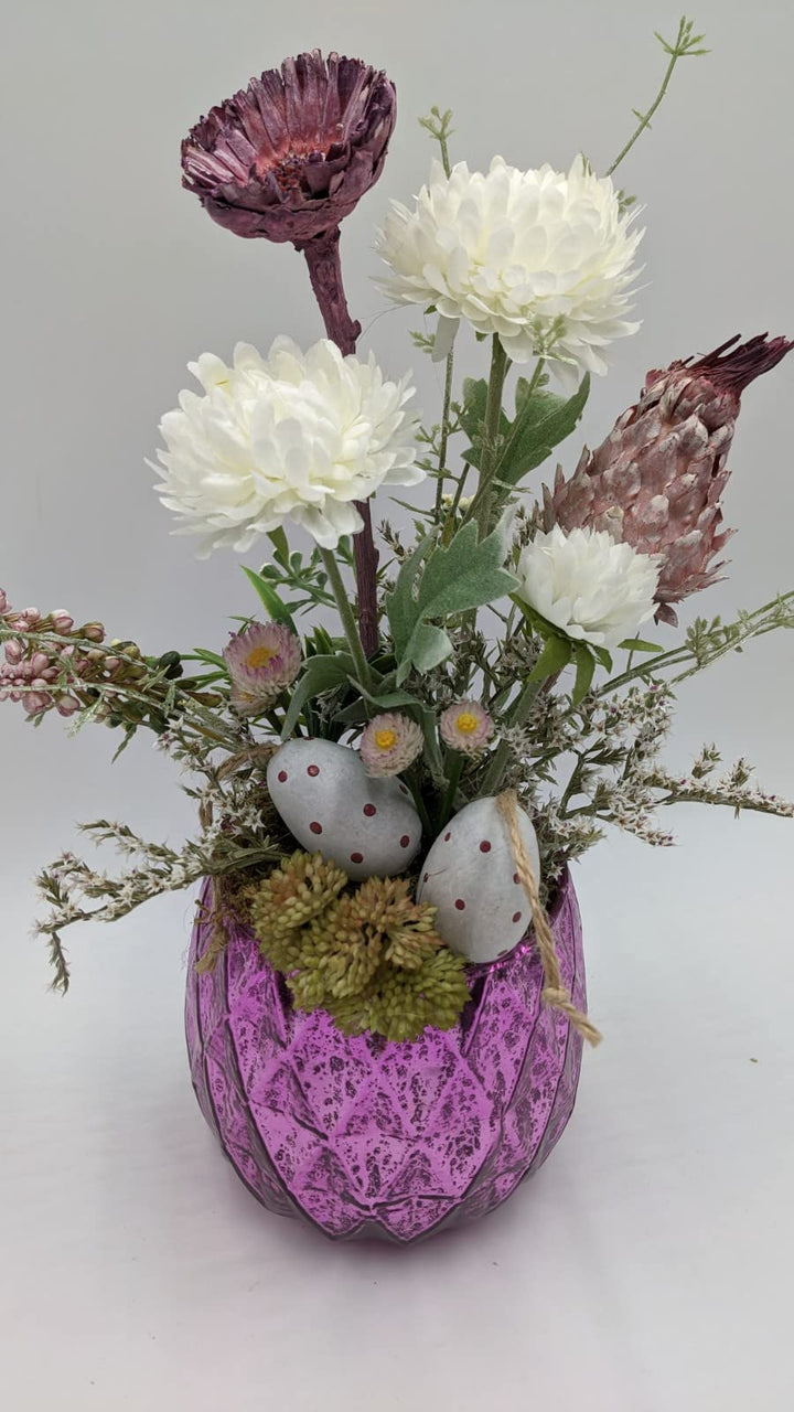 Ostergesteck Frühlingsgesteck Ei Blüten Hyazinthen Beiwerk Gräser lila weiß