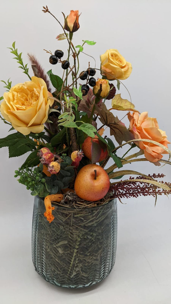 Blumenarrangement Herbstgesteck Herbstdekoration Rosen Apfel Beeren Gräser orange grün